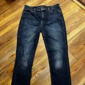 Women’s size 6/28 Lucky Brand jeans, straight leg medium wash.